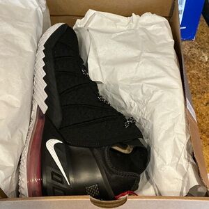 Nike LeBron 18 'Black University Red'